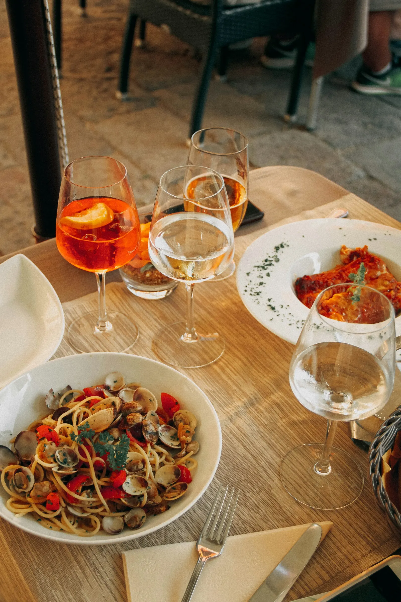 Aperitivo mit Gläsern und Antipasti