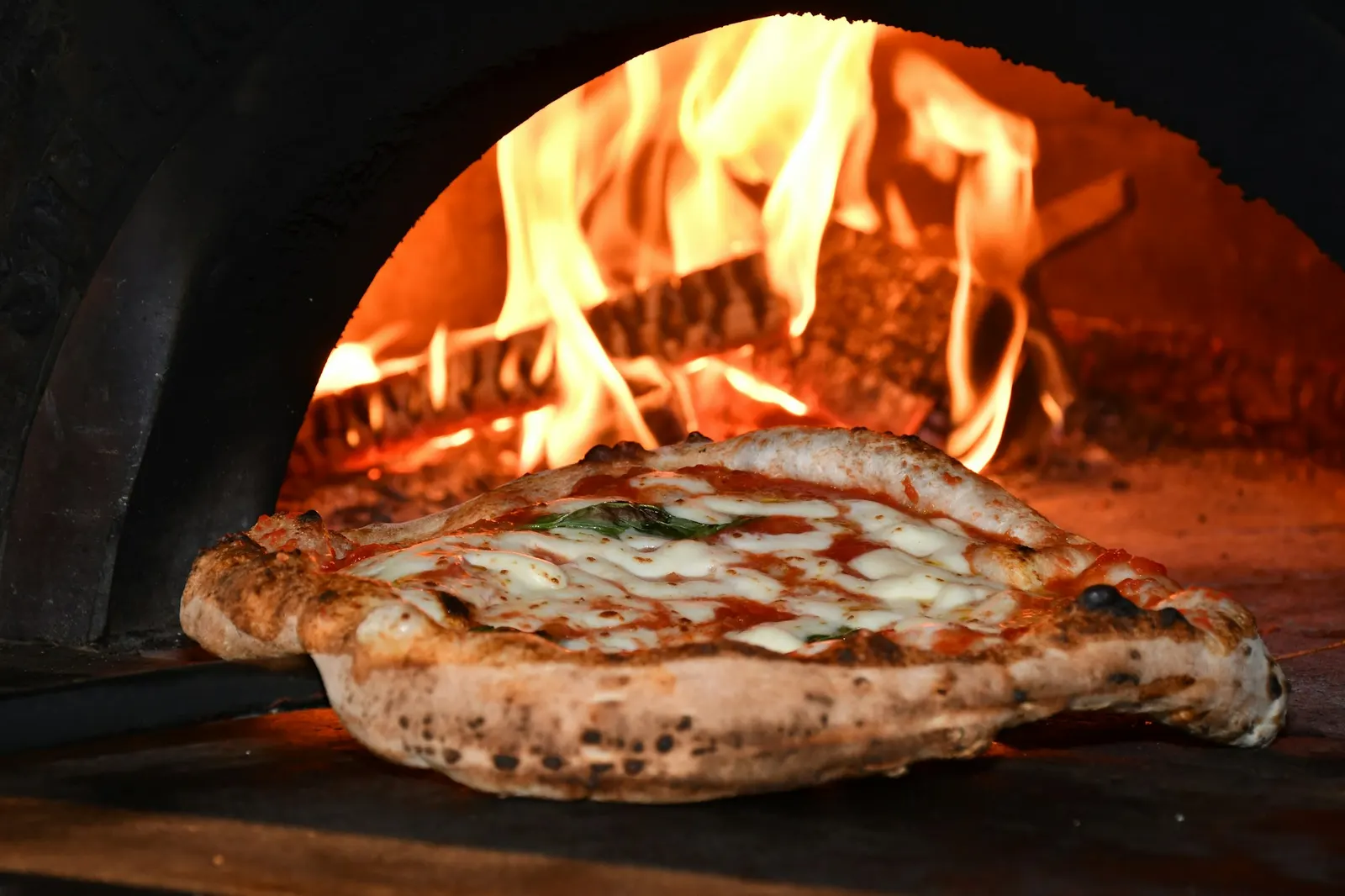 Pizza im Holzofen