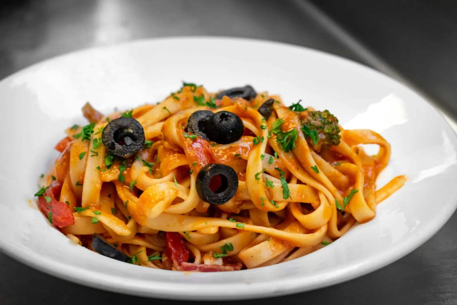 Pasta mit Tomaten und Oliven