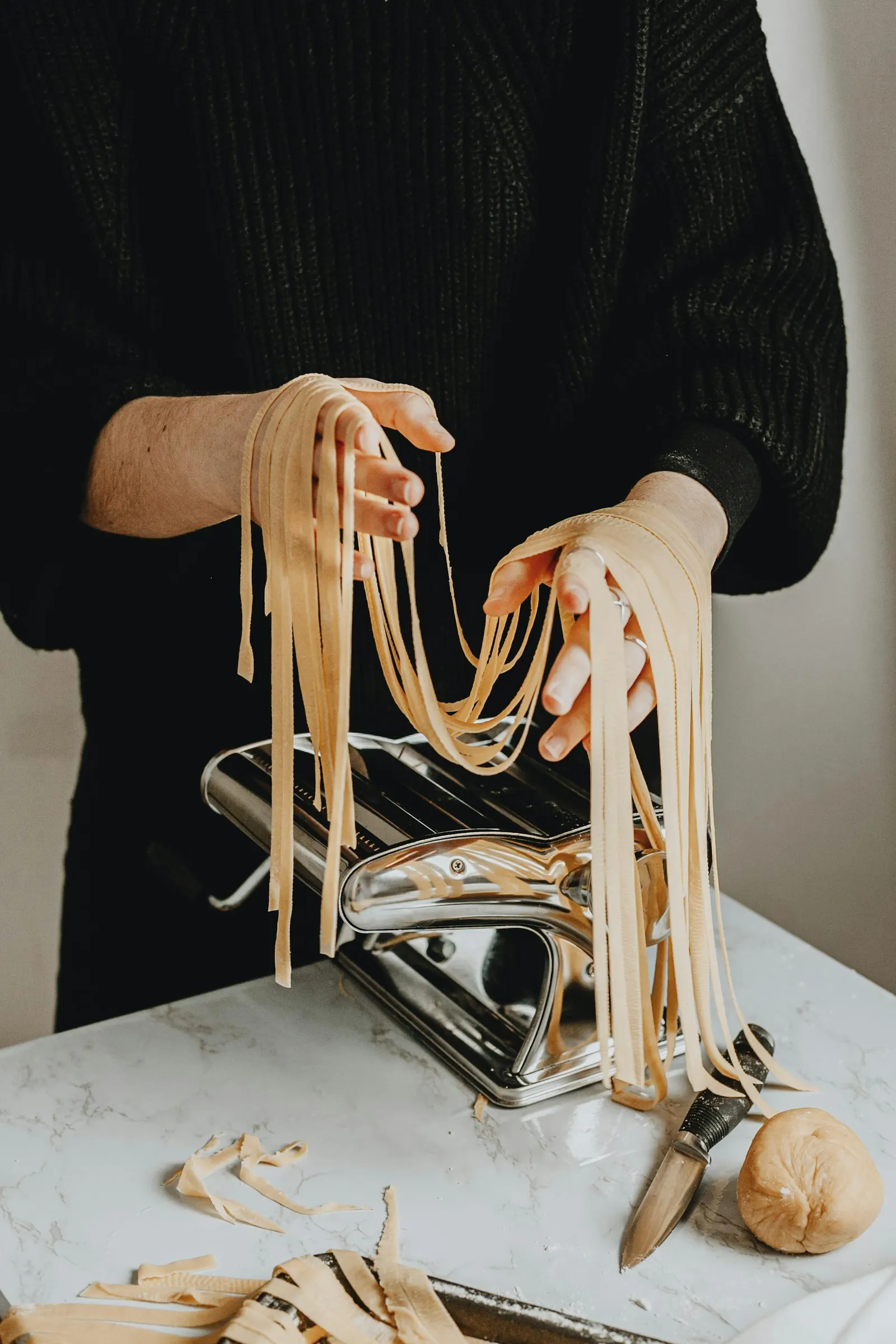 Frische Pasta wird von Hand gemacht