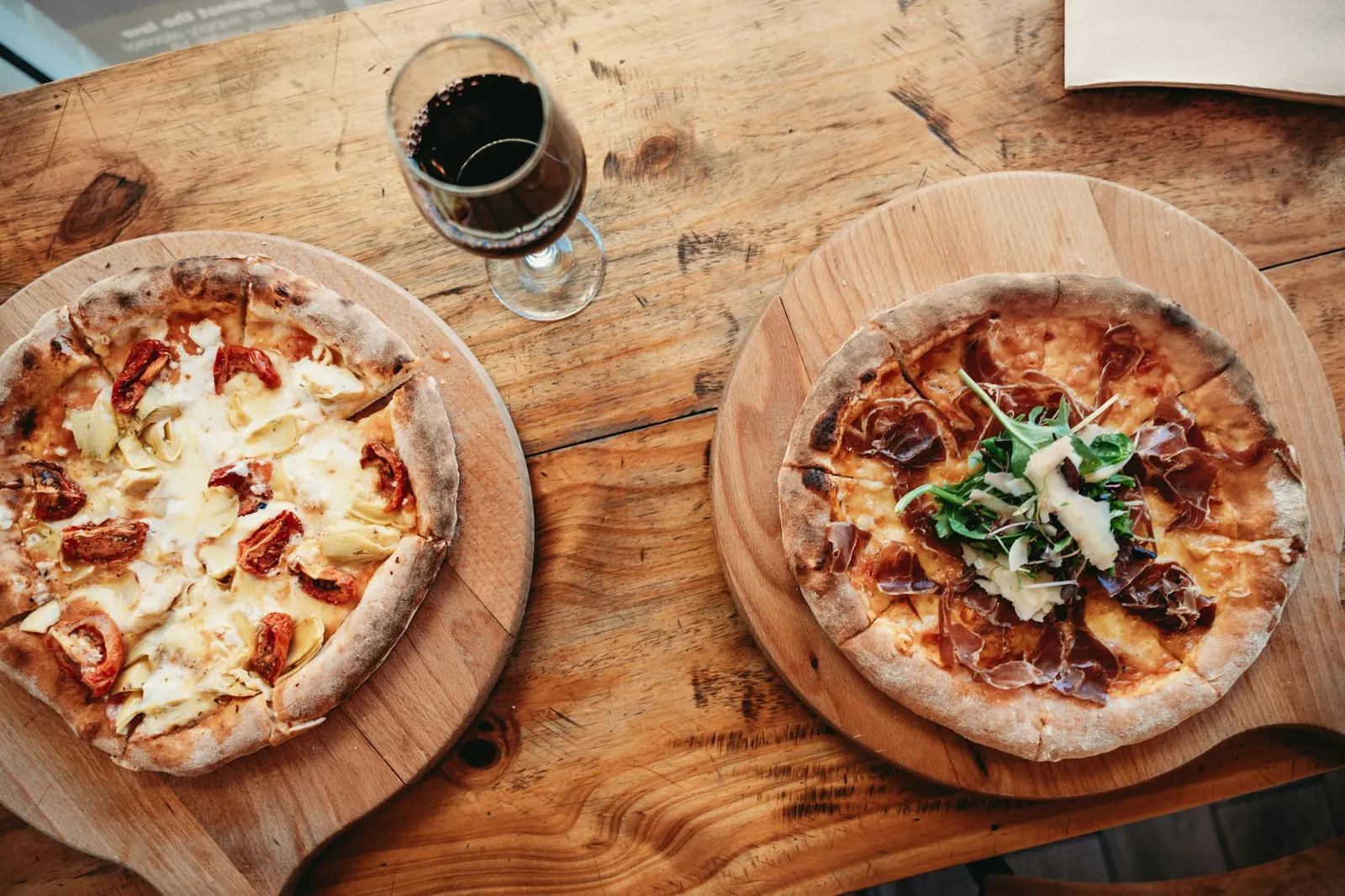 Zwei Pizzen und Rotwein