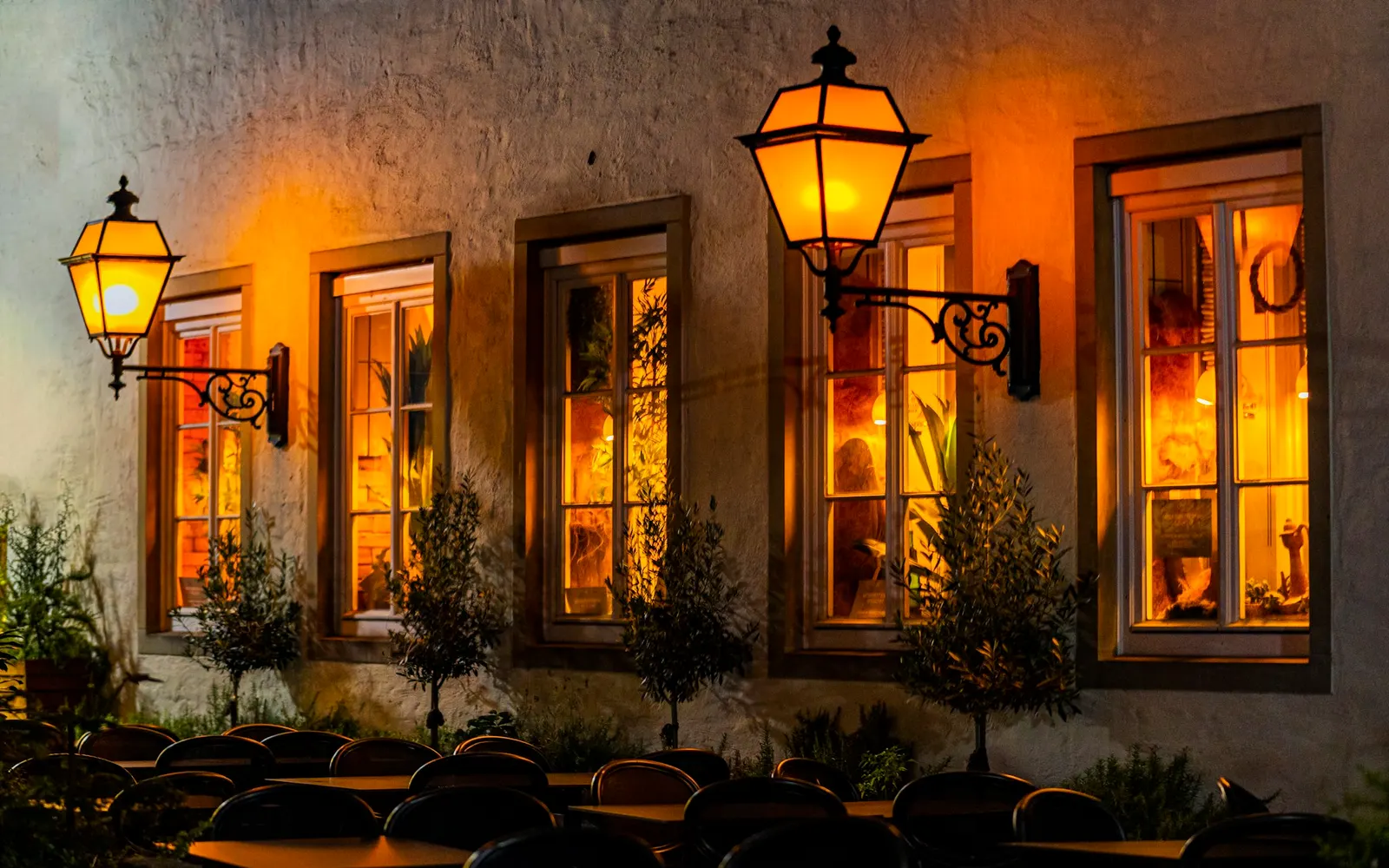 Terrasse mit Lichterketten am Abend
